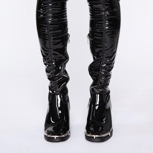 Black leather boots - Picture 2 of 3